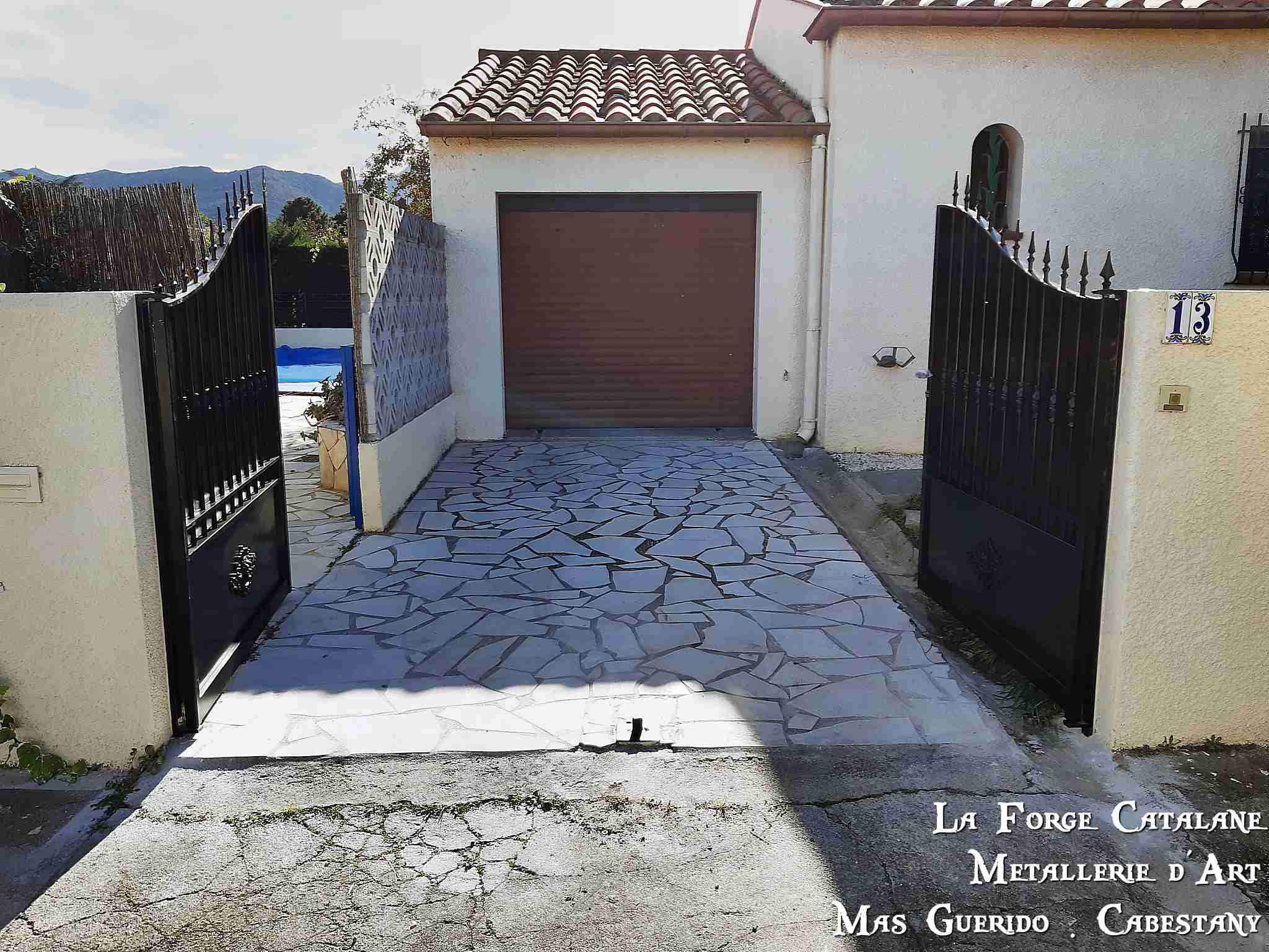 portail double vantaux  chapeau de gendarme tole barreaudage droit se terminant en pointe de fleches   forge catalane.jpg